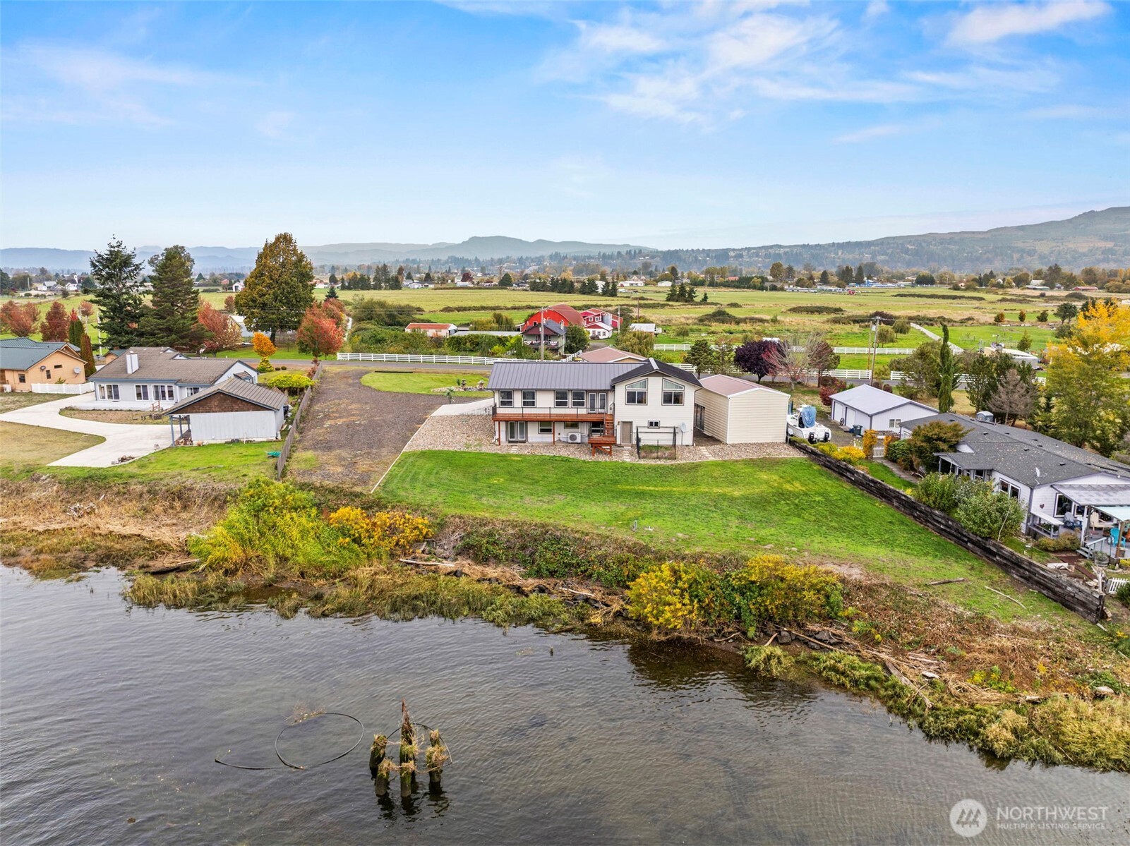 277 West Sunny Sands Road Cathlamet, WA 98612 - Photo 7 of 40