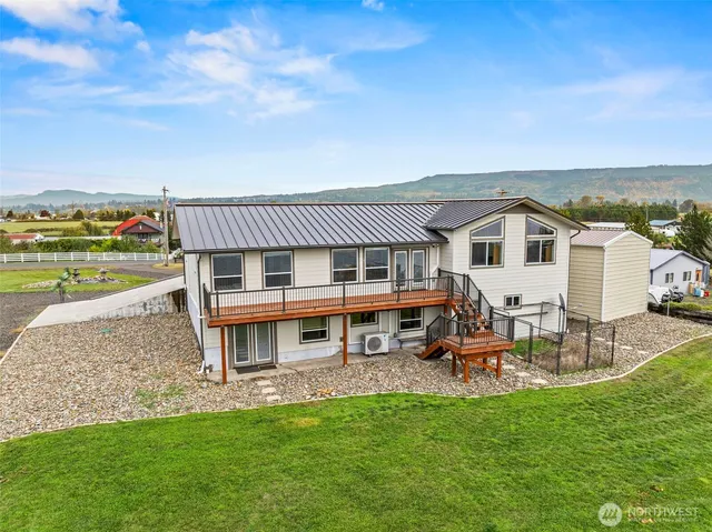 a view of a house with a yard