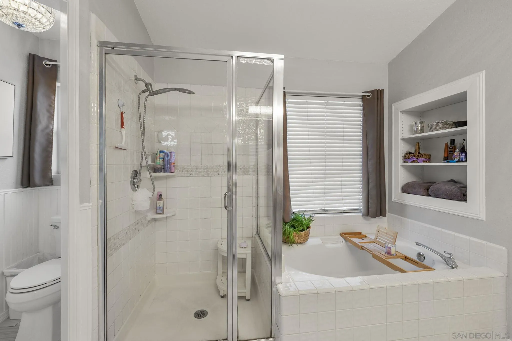 838 Masters Drive Oceanside, CA 92057 - Photo 21 of 39 Primary Bath/Spa