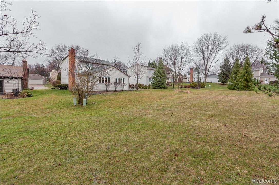 1660 Dennett Lane Rochester, MI 48307 - Photo 5 of 33 IMG_6402.jpg