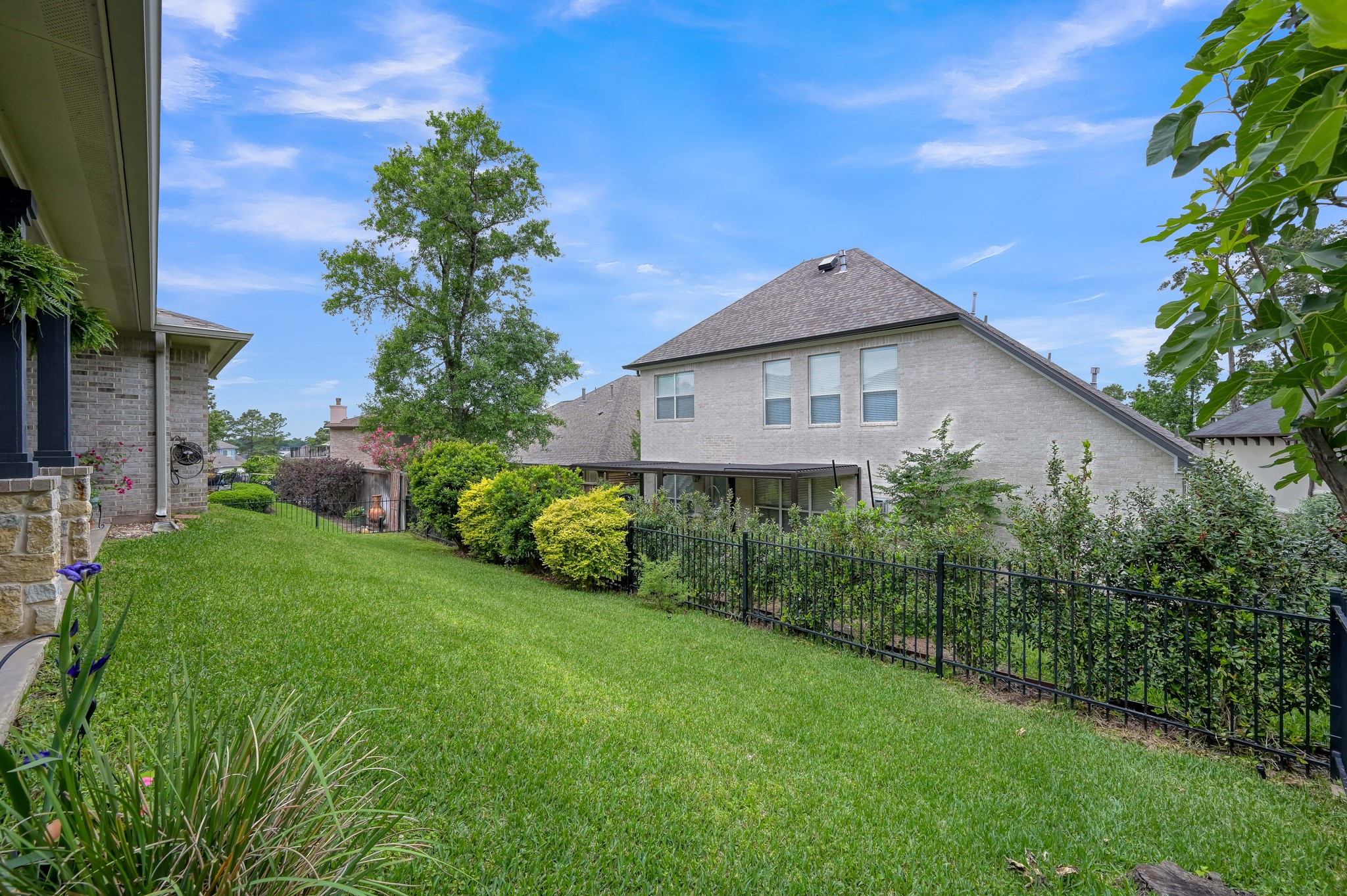 12469 Pebble View Drive Conroe, TX 77304 - Photo 38 of 41 Low maintenance and fully fenced.
