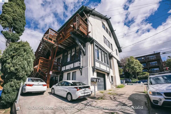 a view of a house with backyard and garden