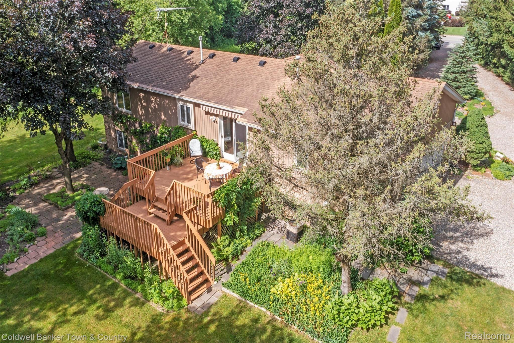 23350 Griswold Road South Lyon, MI 48178 - Photo 36 of 44 27.jpg