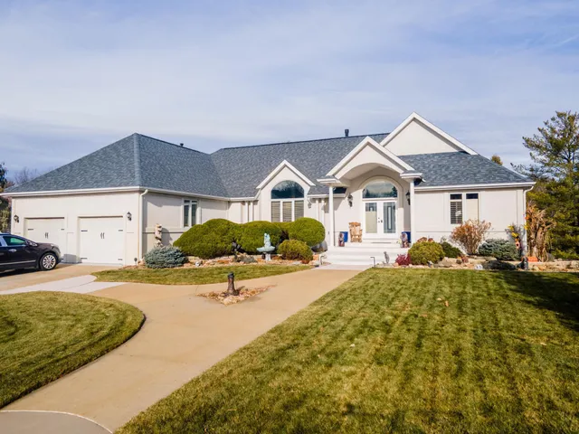 $625,000 | 822 Fox Pointe Lane Southwest, Rochester, MN 55902