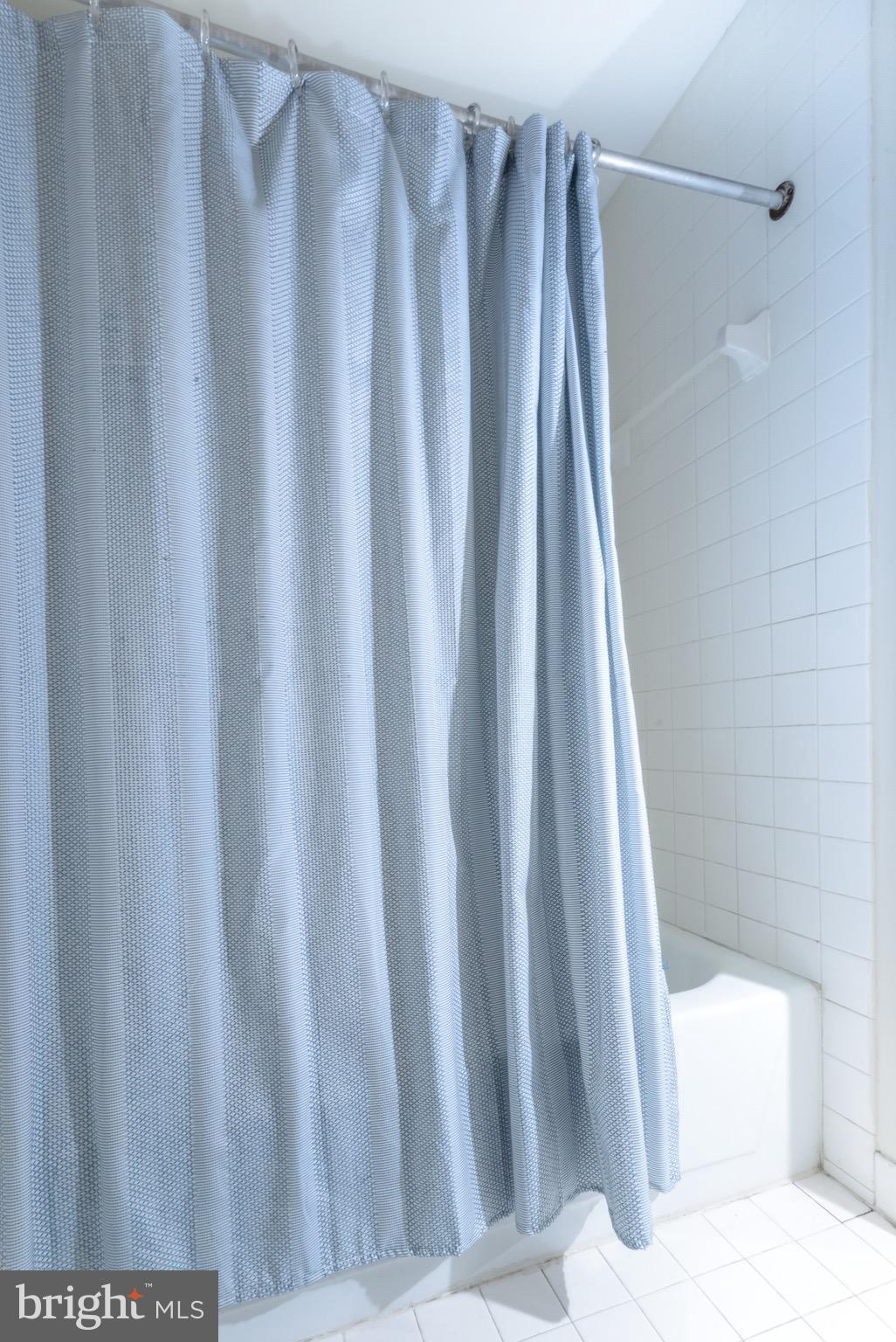 428 West Glebe Road Alexandria, VA 22305 - Photo 9 of 25 a bathroom with a shower and a tub