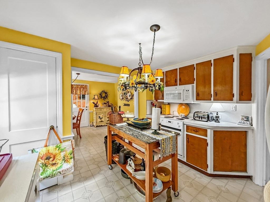 8 Thorndike Road Wakefield, MA 01880 - Photo 11 of 39 Gallery Image 11