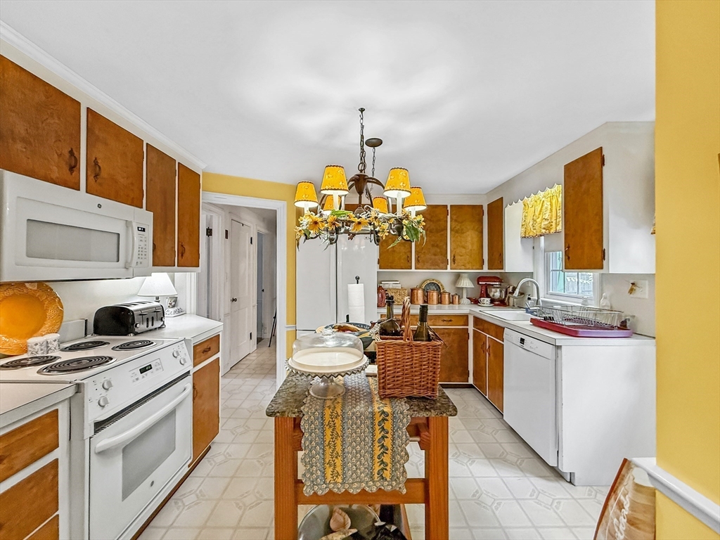 8 Thorndike Road Wakefield, MA 01880 - Photo 13 of 39 Gallery Image 13