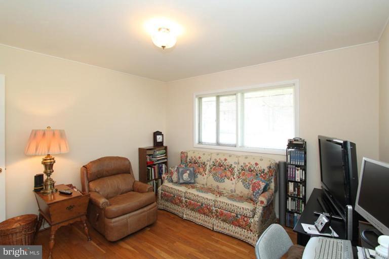 415 Mercer Road Rockville, MD 20852 - Photo 27 of 30 Den