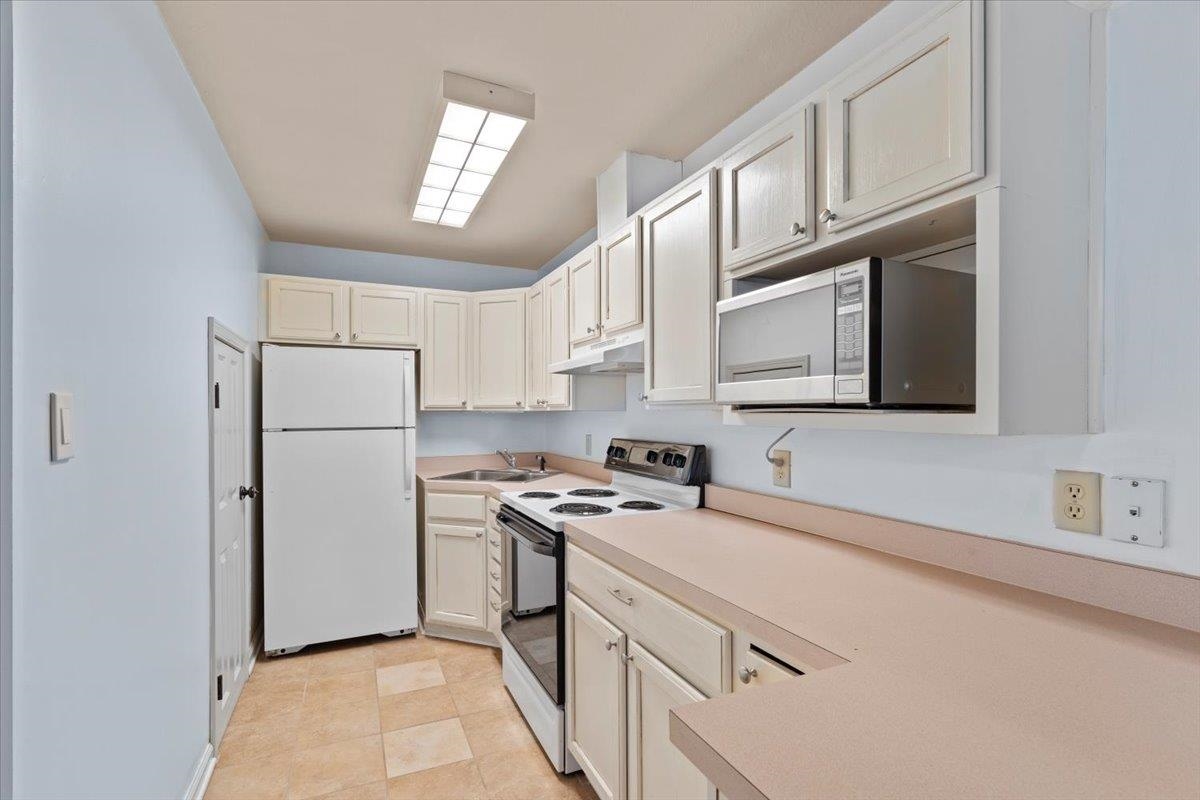 8485 Highway 196 Collierville, TN 38017 - Photo 21 of 34 a kitchen with stainless steel appliances granite countertop a refrigerator a stove a sink and a microwave