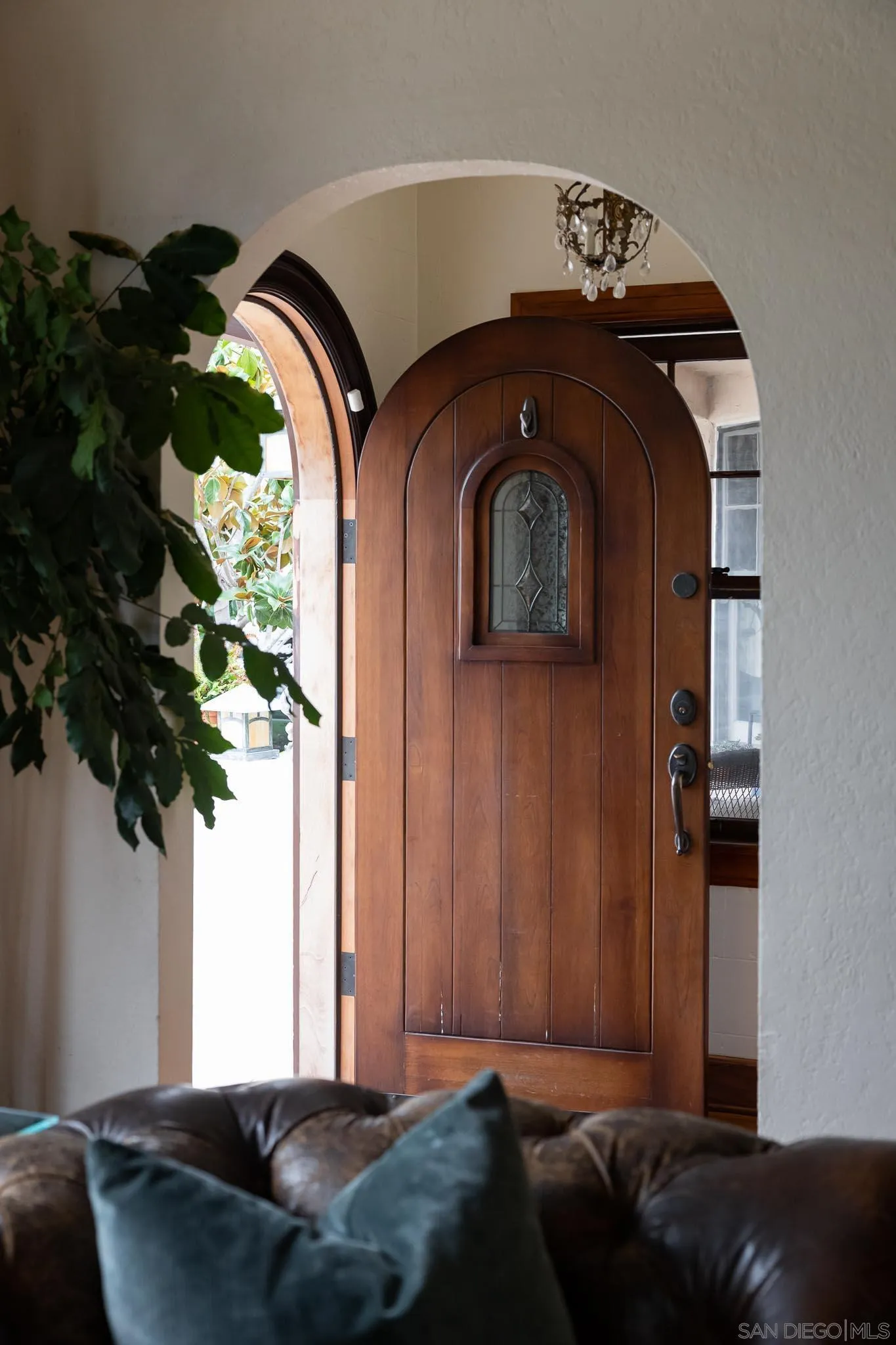 4192 Rochester Road San Diego, CA 92116 - Photo 5 of 49 a bedroom with a bed and a potted plant