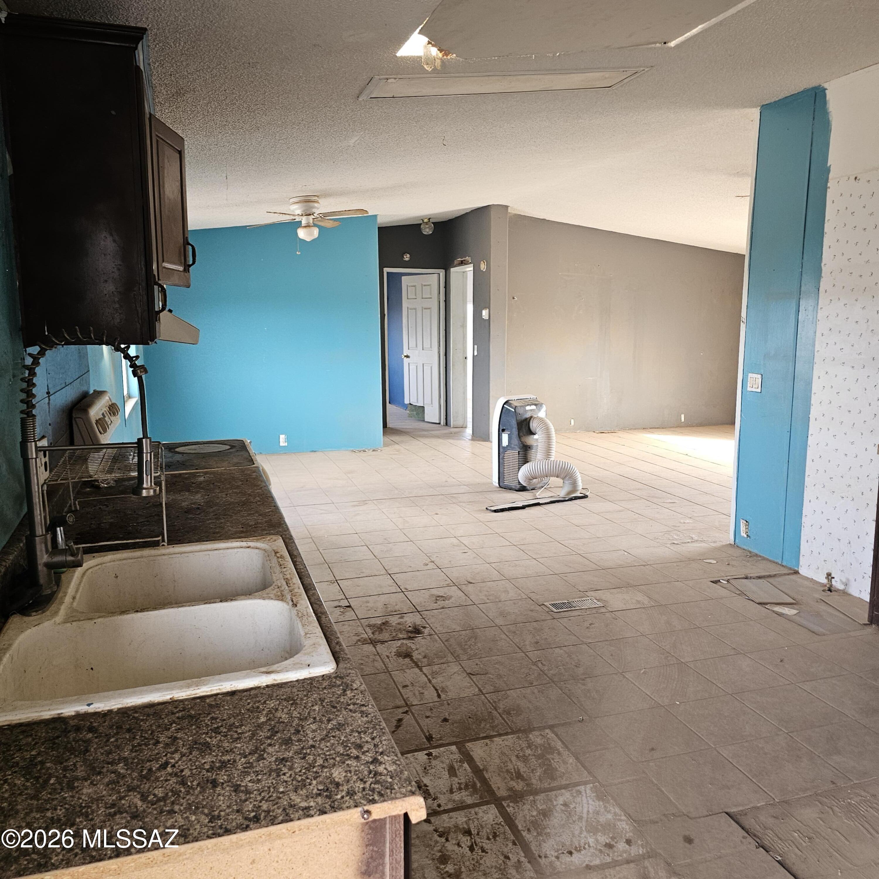 14020 West Park Road Tucson, AZ 85735 - Photo 2 of 18 a living room with furniture