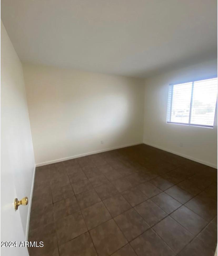 1420 East Brown Street, Unit D Phoenix, AZ 85020 - Photo 9 of 11 en empty room with windows