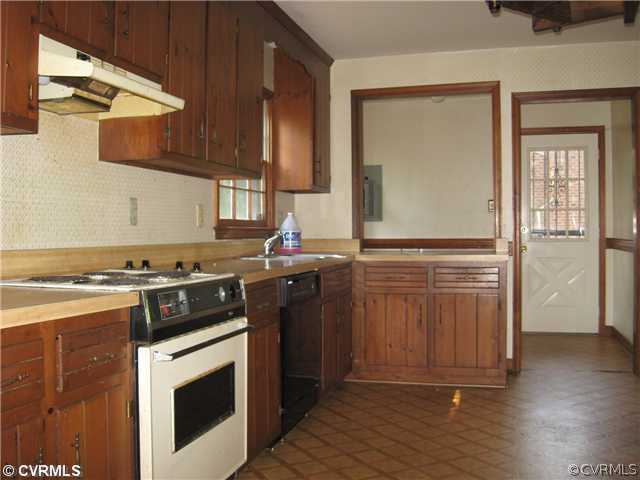 4810 Wilconna Road Chesterfield, VA 23832 - Photo 2 of 11 a kitchen with a stove and a refrigerator