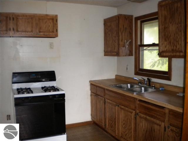 8457 South Maple City Road Maple City, MI 49664 - Photo 11 of 23 1739805-10.JPG
