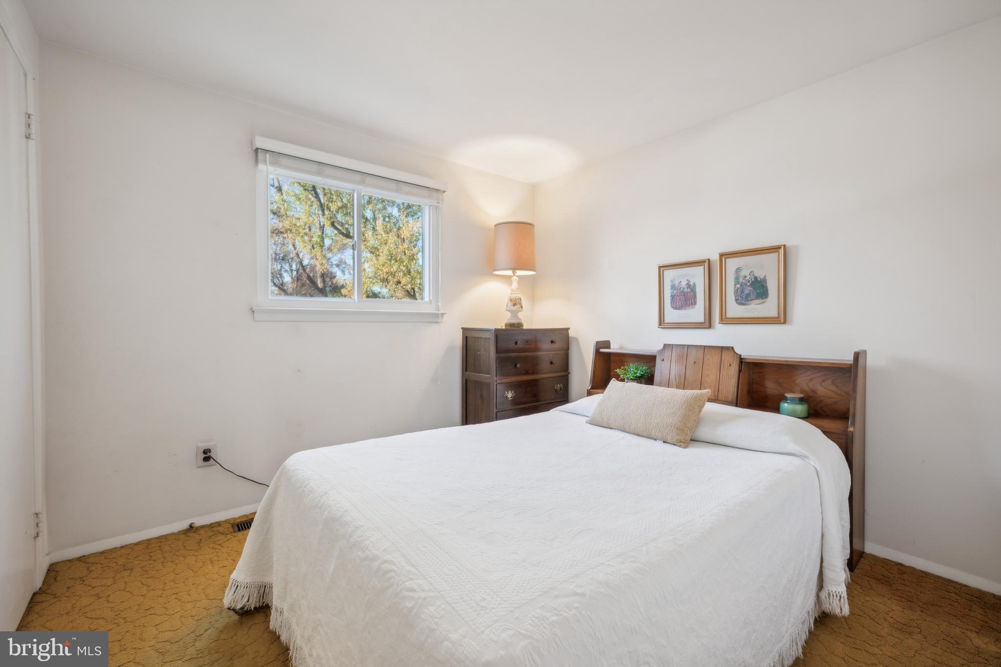 106 Pelham Road Delran, NJ 08075 - Photo 21 of 24 a bedroom with a bed and a painting on the wall