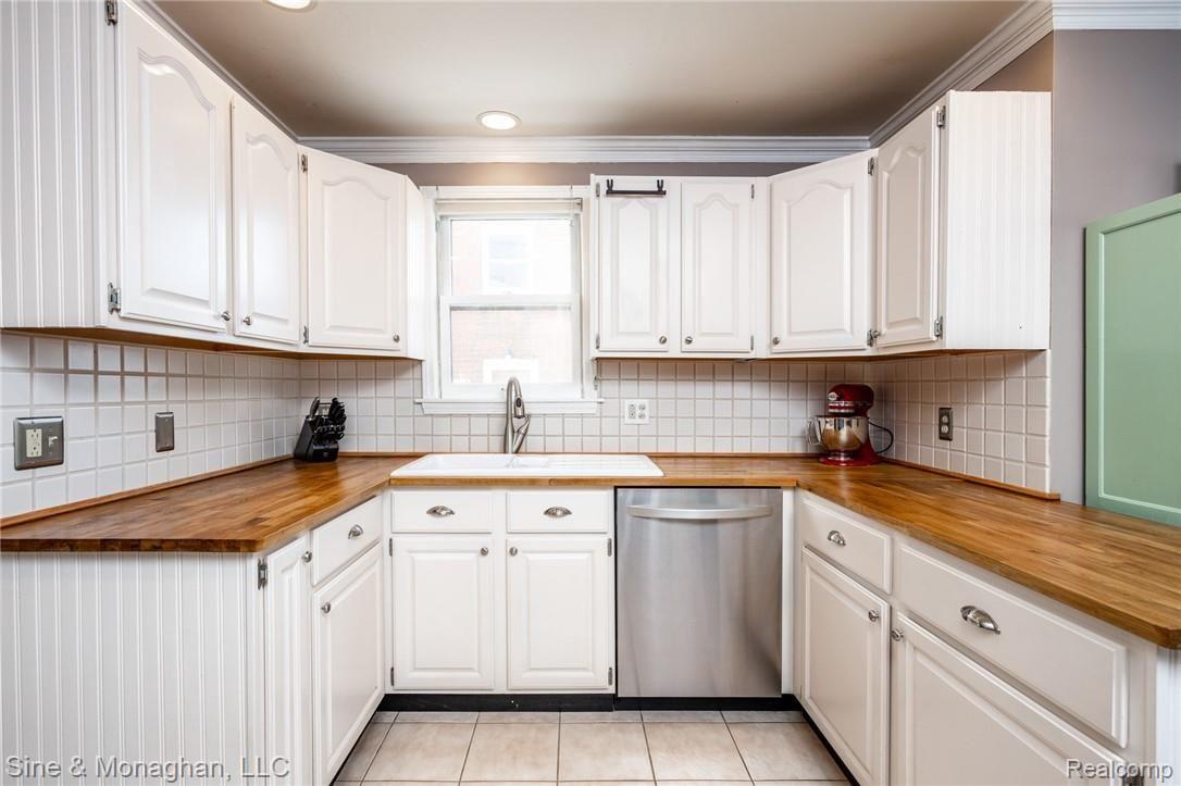 1242 Hampton Road Grosse Pointe, MI 48236 - Photo 9 of 50 1242 Hampton Small018.jpg
