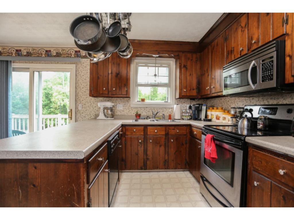 349 South Mammoth Road Manchester, NH 03109 - Photo 3 of 21