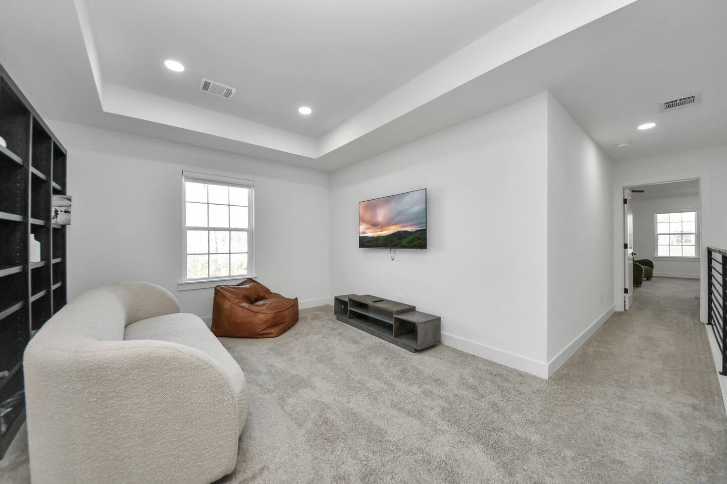 6747 Peerless Street Houston, TX 77021 - Photo 15 of 33 a room with furniture and a window