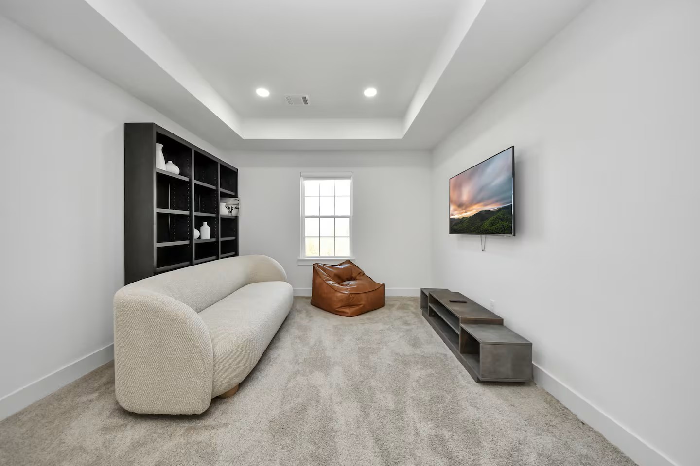 6747 Peerless Street Houston, TX 77021 - Photo 25 of 33 a room with furniture and a flat screen tv