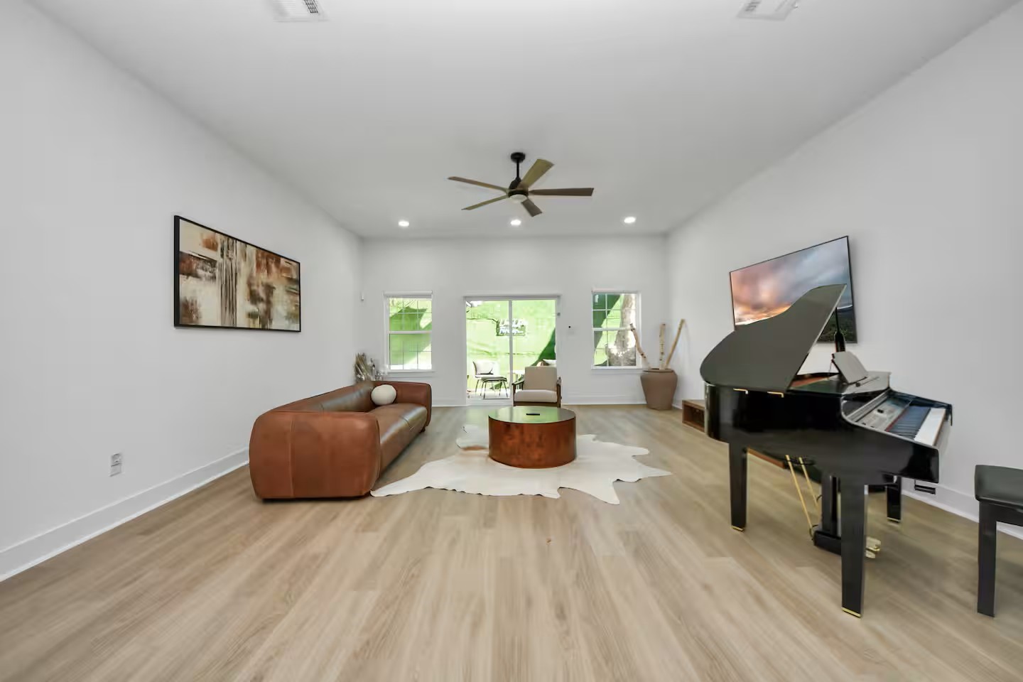 6747 Peerless Street Houston, TX 77021 - Photo 28 of 33 a living room with furniture and a large window