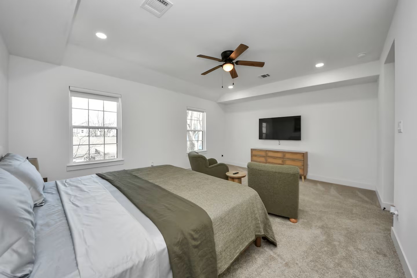 6747 Peerless Street Houston, TX 77021 - Photo 10 of 33 a bed room with a bed a window a television and a window
