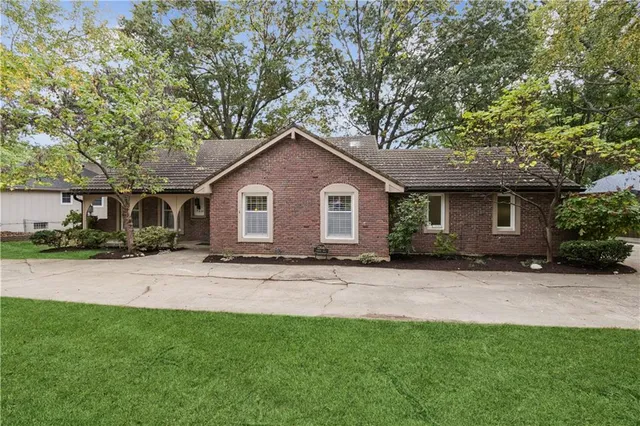 $375,000 | 12640 Oakmont Drive, Kansas City, MO 64145