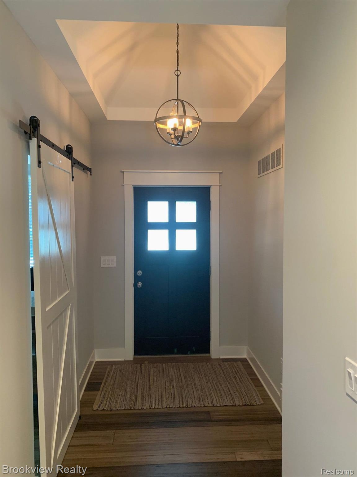 2893 Dearborn Avenue Rochester, MI 48309 - Photo 2 of 27 Entry