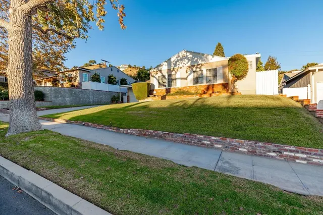 a view of a yard with a house