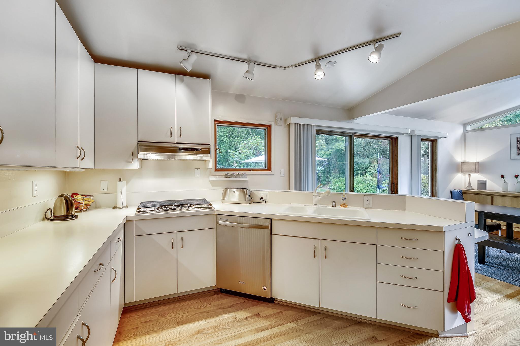 8008 Hamilton Spring Road Bethesda, MD 20817 - Photo 13 of 38