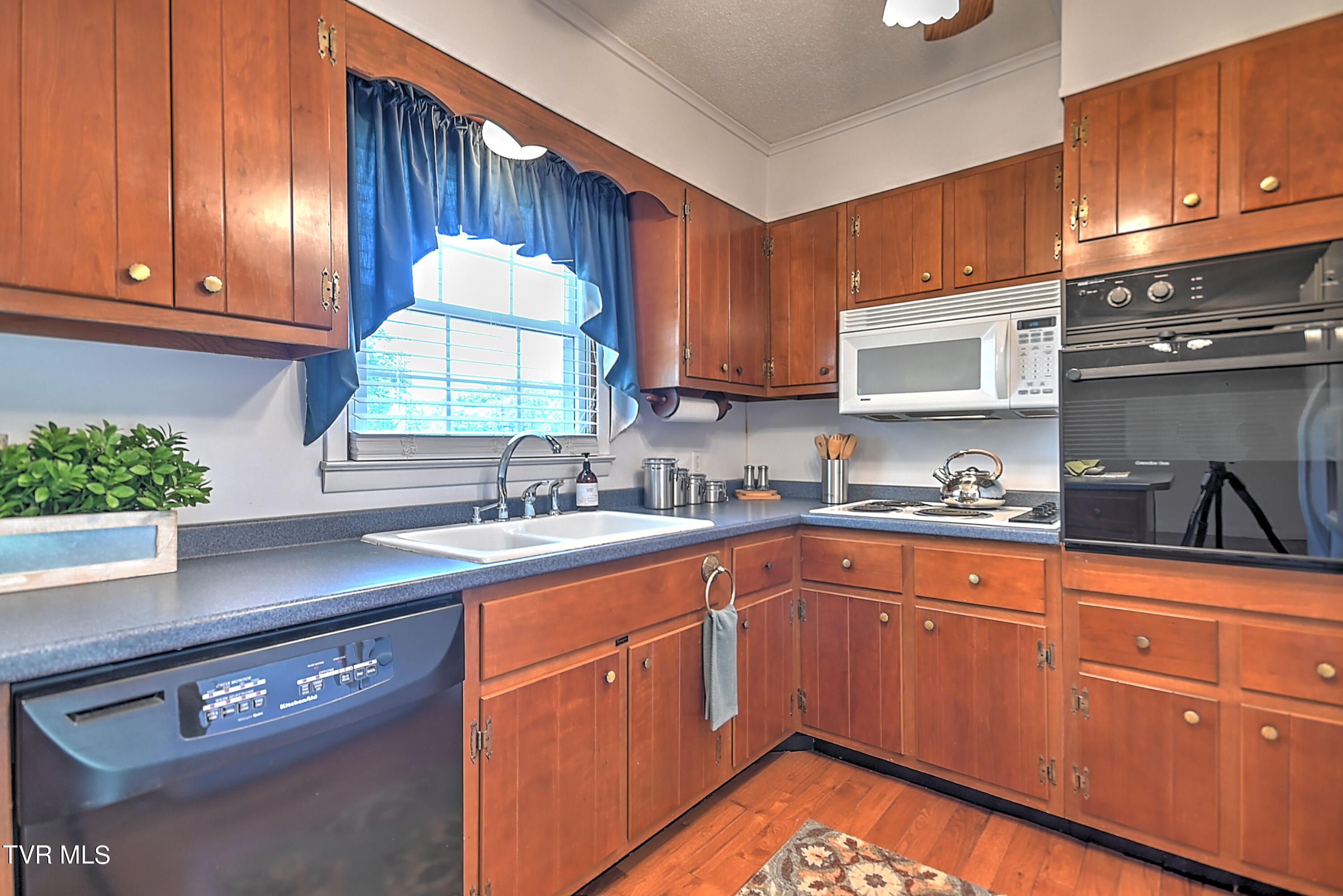 768 Island Road Kingsport, TN 37664 - Photo 19 of 70 Island DK_-16