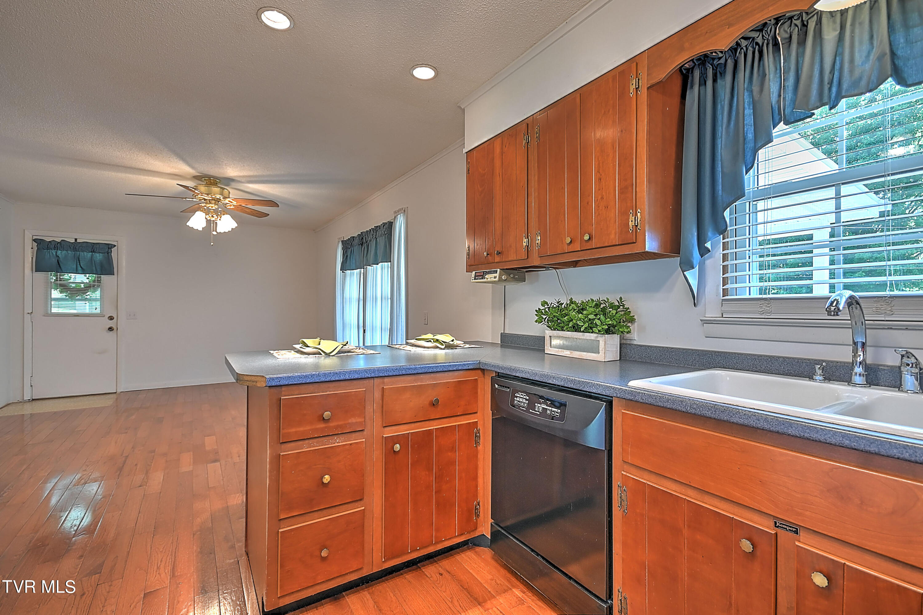 768 Island Road Kingsport, TN 37664 - Photo 21 of 70 Island DK_-18