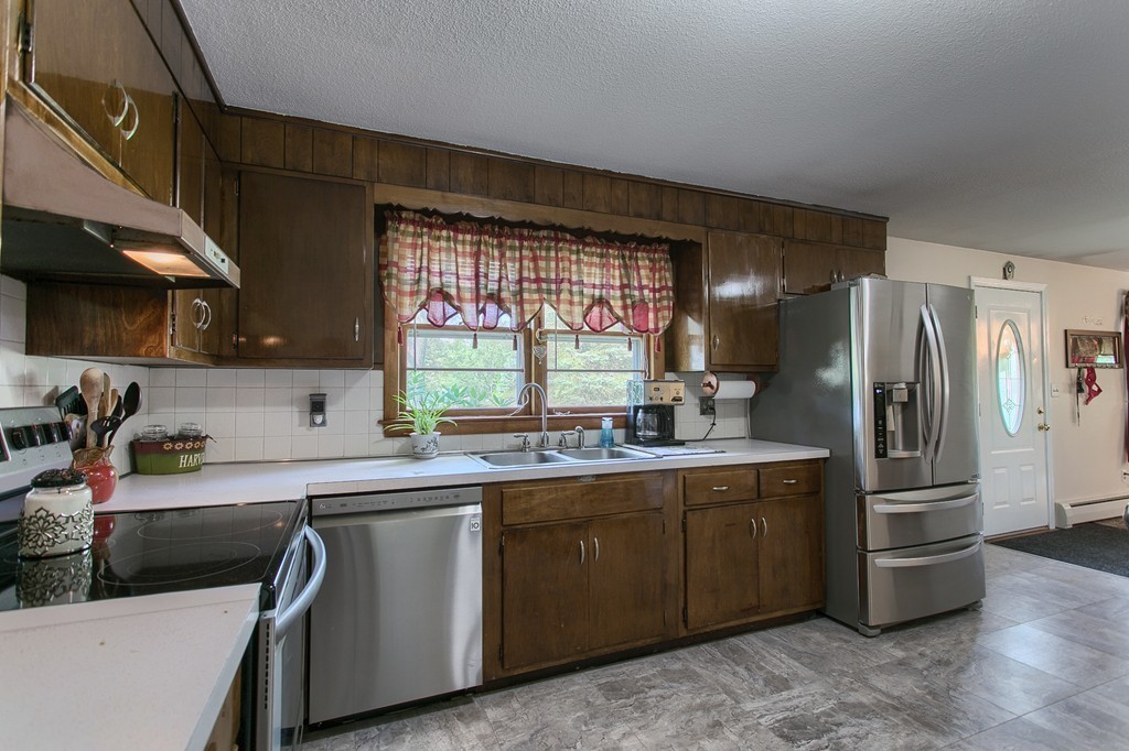 68 Lancaster Road Clinton, MA 01510 - Photo 4 of 28