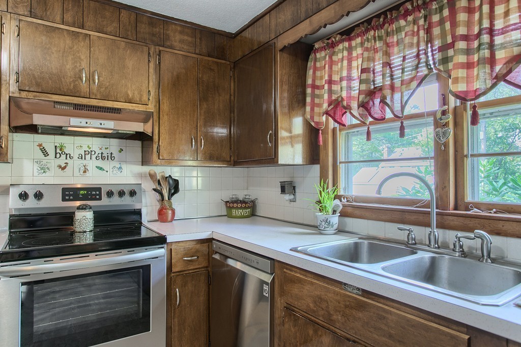 68 Lancaster Road Clinton, MA 01510 - Photo 6 of 28
