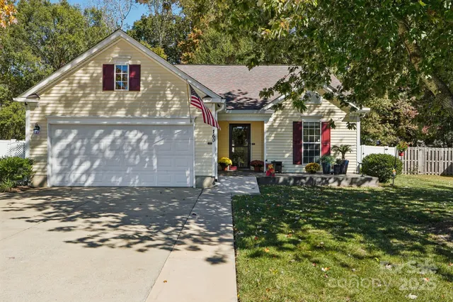 a view of house with yard