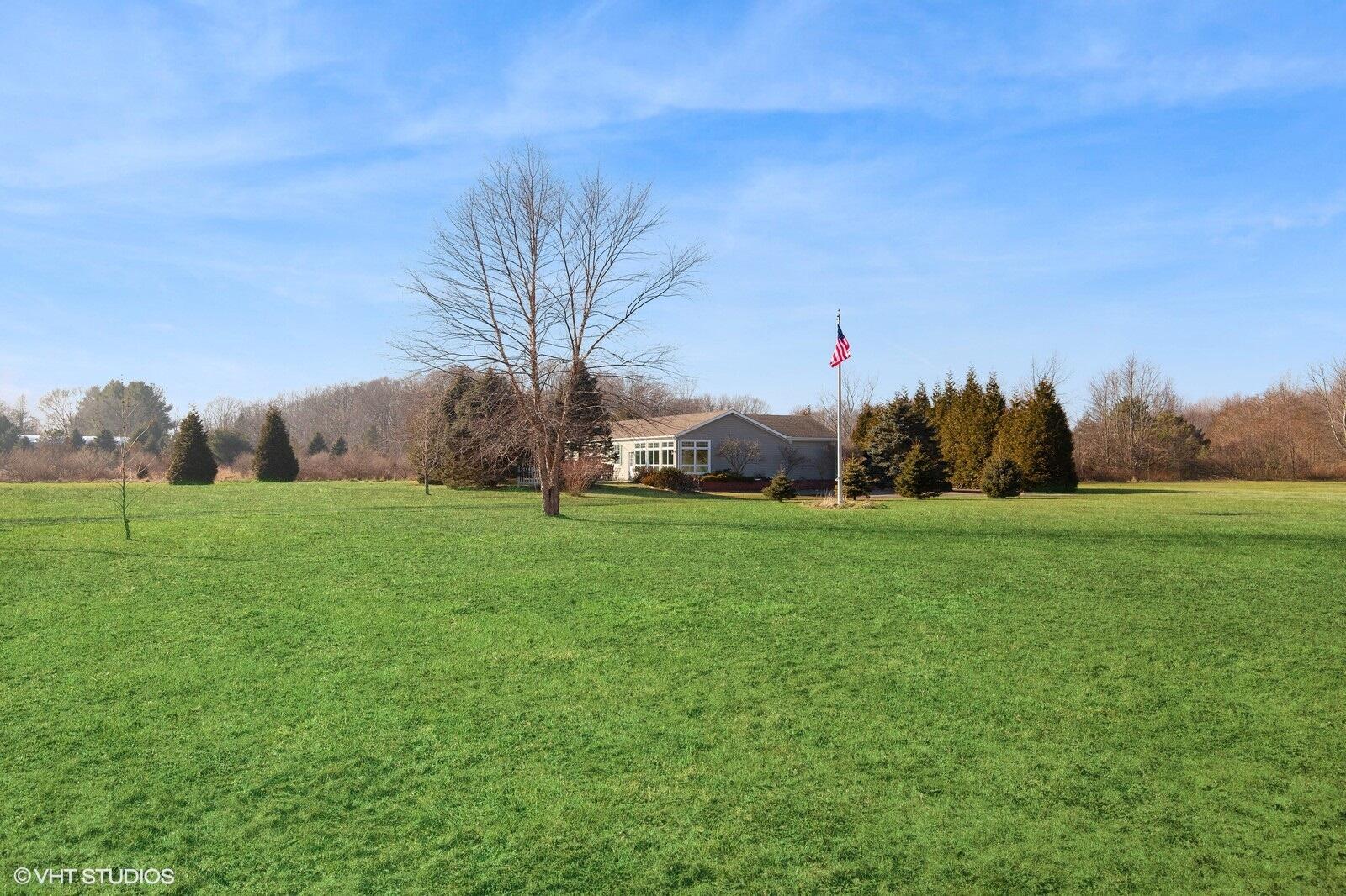 5673 Riverside Road Coloma, MI 49038 - Photo 2 of 23 07_5673RiversideRoad_2011_Large