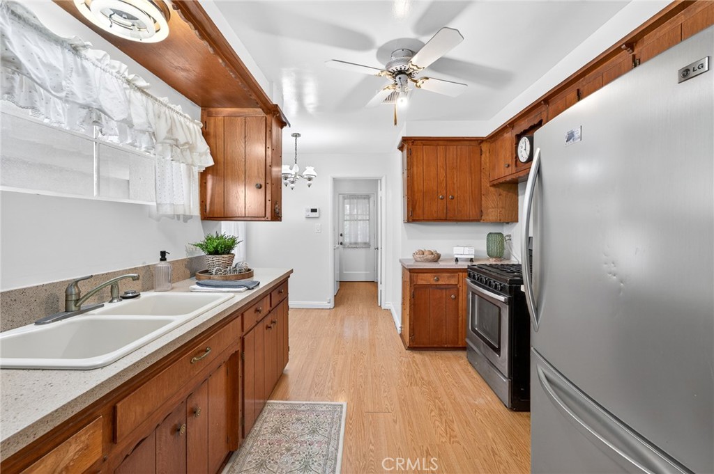 977 North Riverside Avenue Rialto, CA 92376 - Photo 9 of 39 Kitchen, yes refrigerator is included
