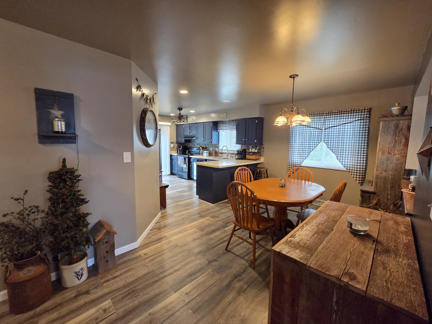 1000 West McKinley Road Ottawa, IL 61350 - Photo 7 of 19 a kitchen with a table chairs and entryway