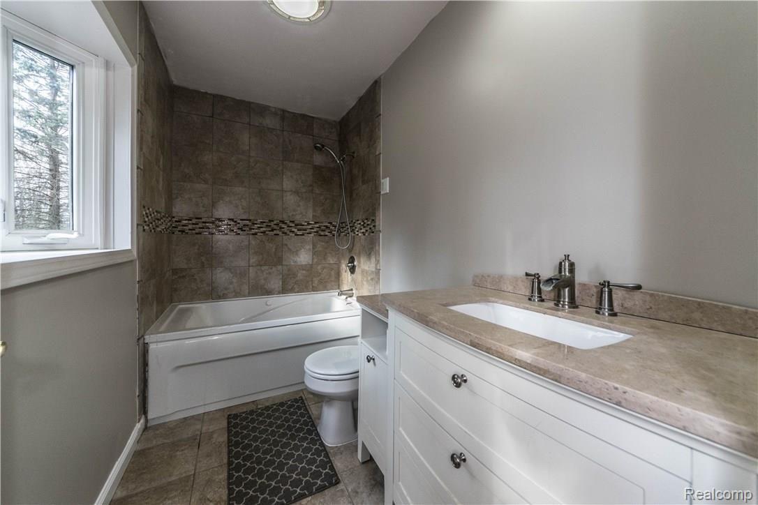 11180 Newman Road Brighton, MI 48114 - Photo 13 of 45 Bath (2).jpg