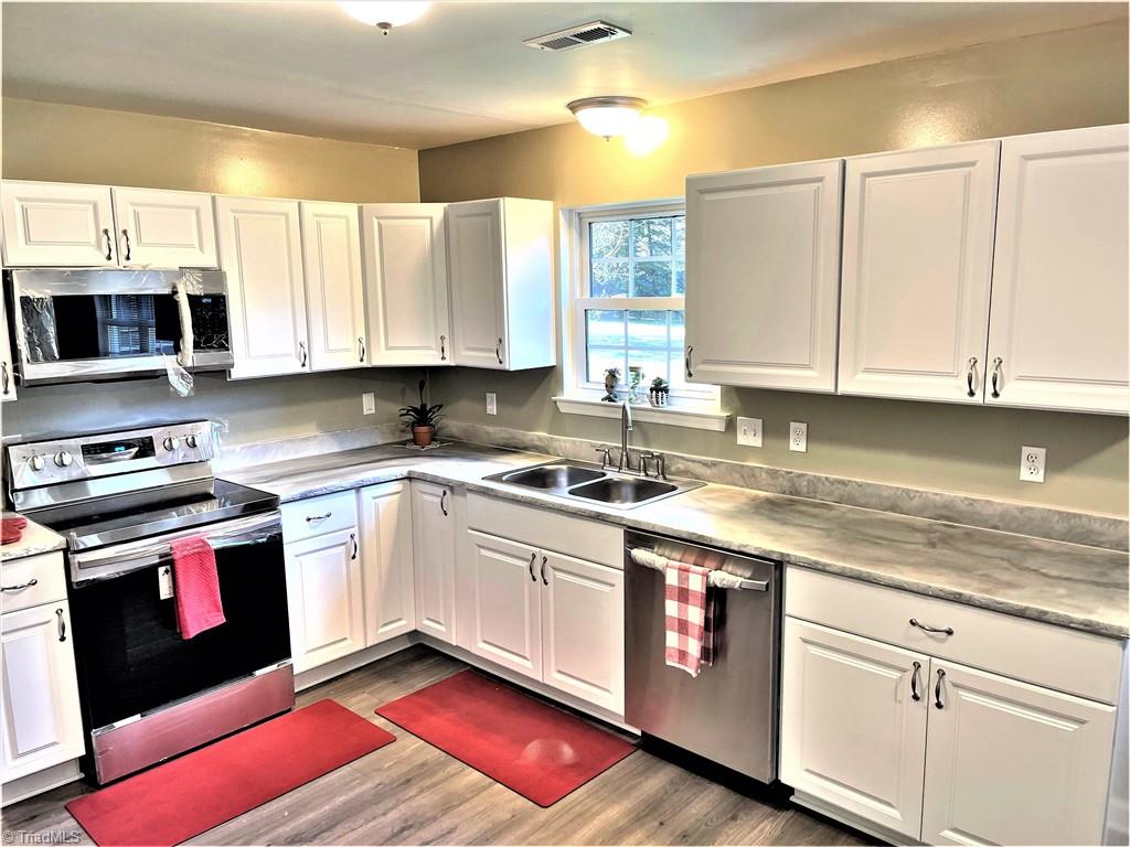 7518 Strawberry Road Summerfield, NC 27358 - Photo 3 of 36 Gallery Image 3