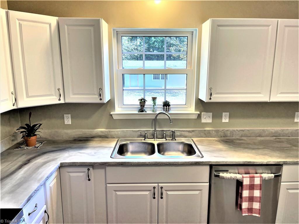 7518 Strawberry Road Summerfield, NC 27358 - Photo 4 of 36 Gallery Image 4