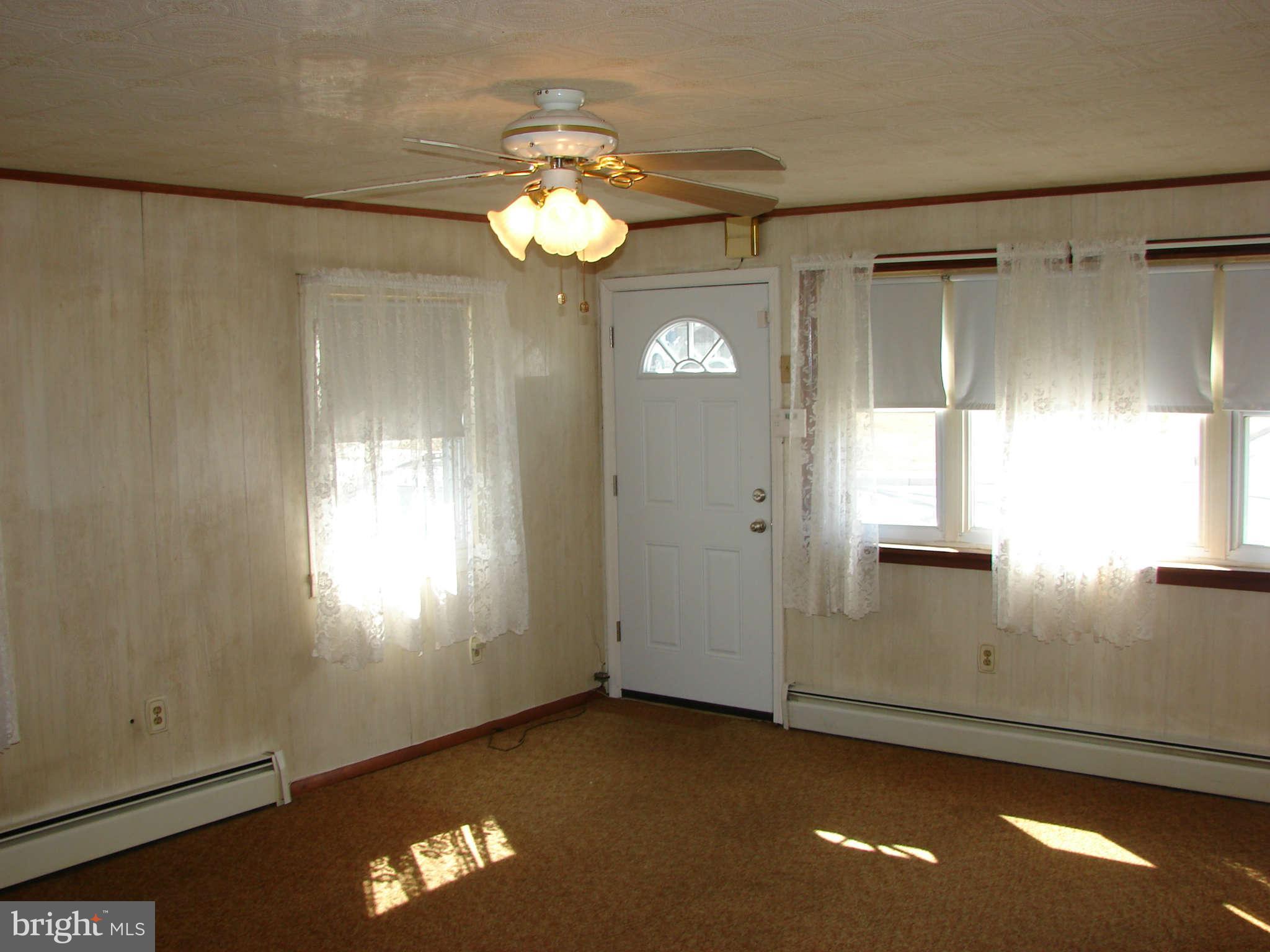 701 Fuselage Avenue Baltimore, MD 21221 - Photo 4 of 21 Living Room