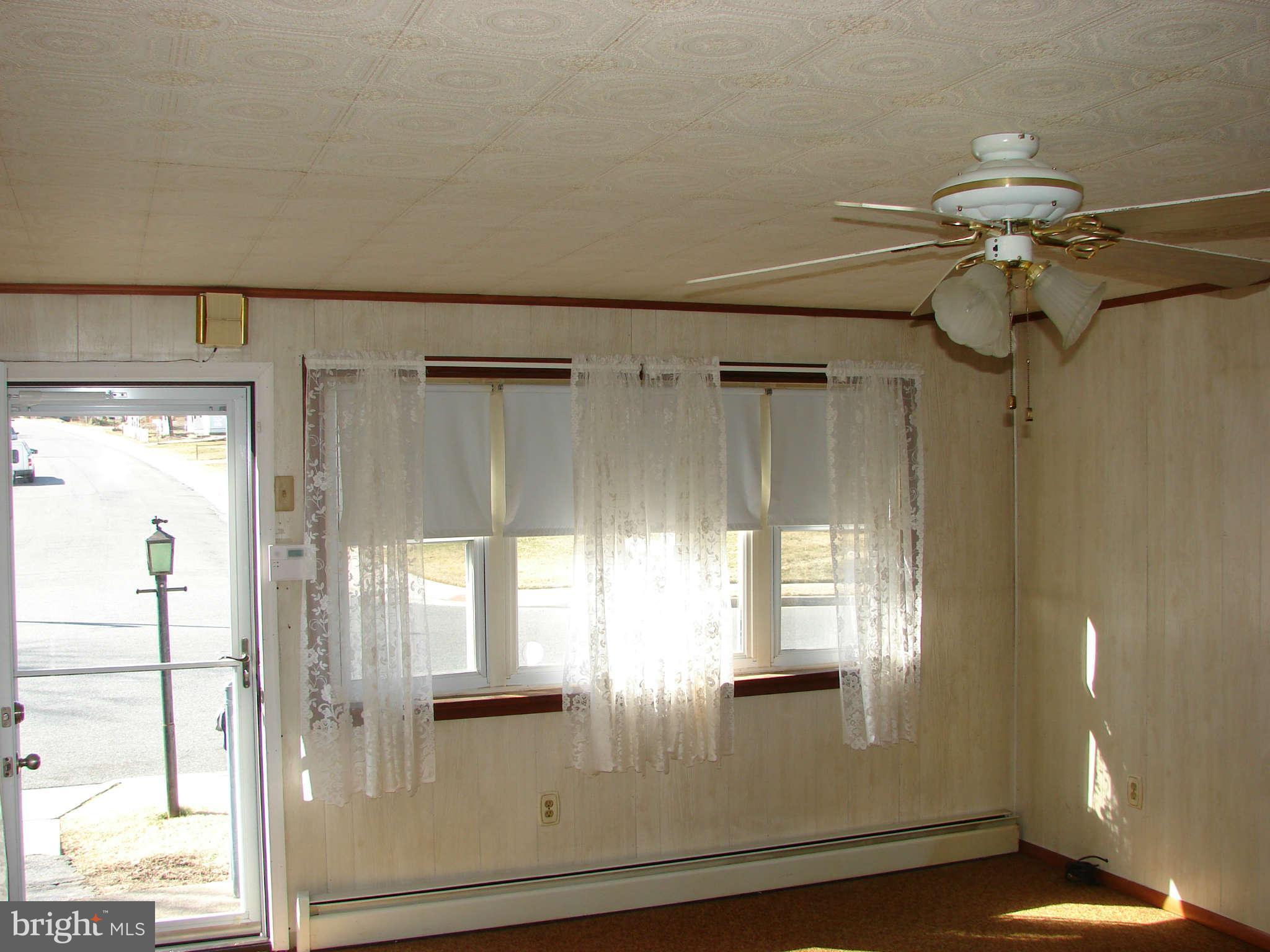 701 Fuselage Avenue Baltimore, MD 21221 - Photo 5 of 21 Living Room