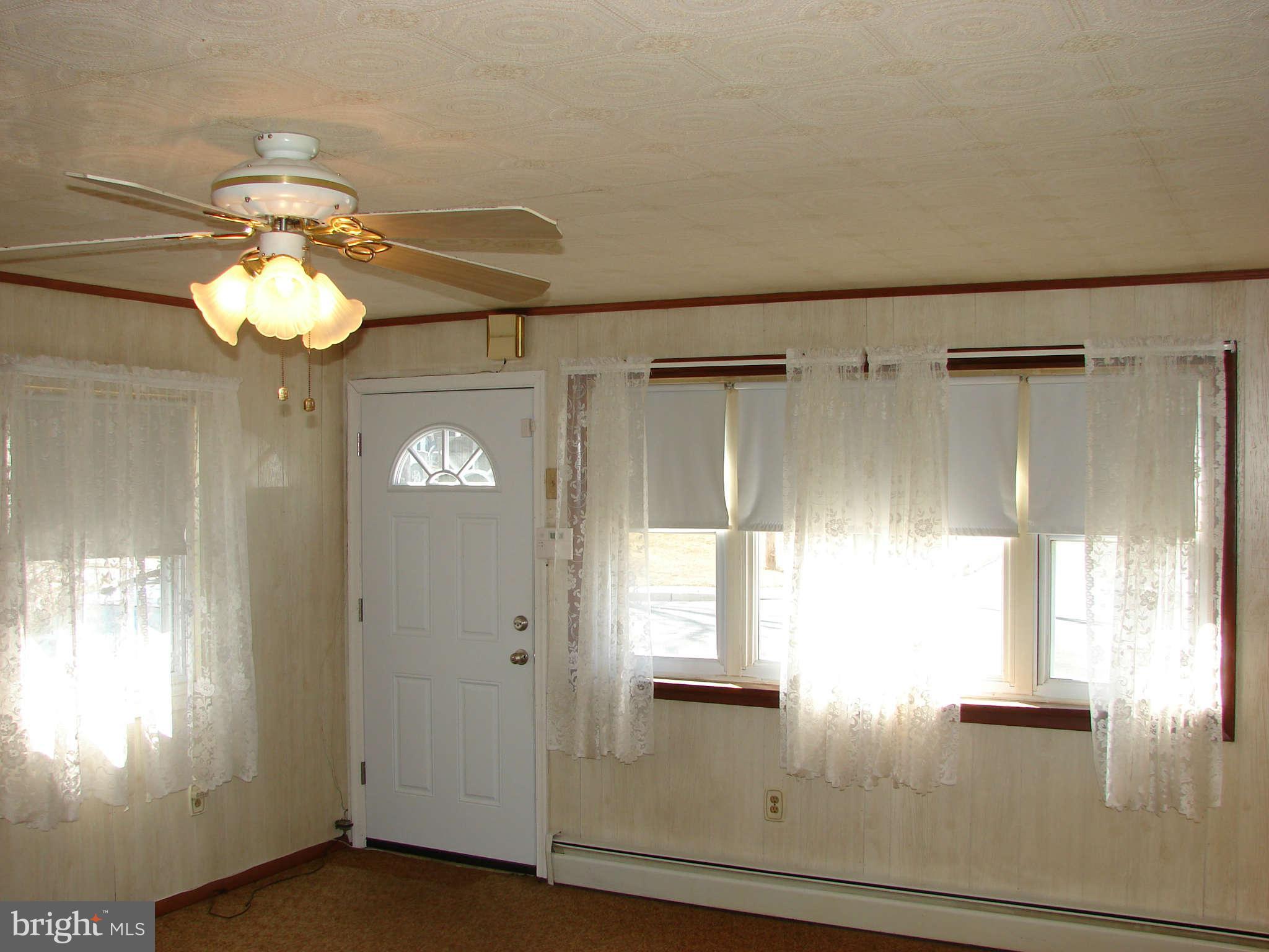 701 Fuselage Avenue Baltimore, MD 21221 - Photo 6 of 21 Living Room