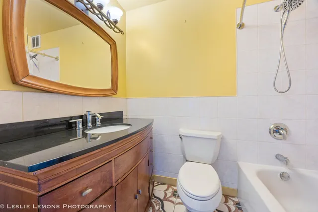 $2,350 | 5600 Hillcrest Lane, Unit 3D, Lisle, IL 60532