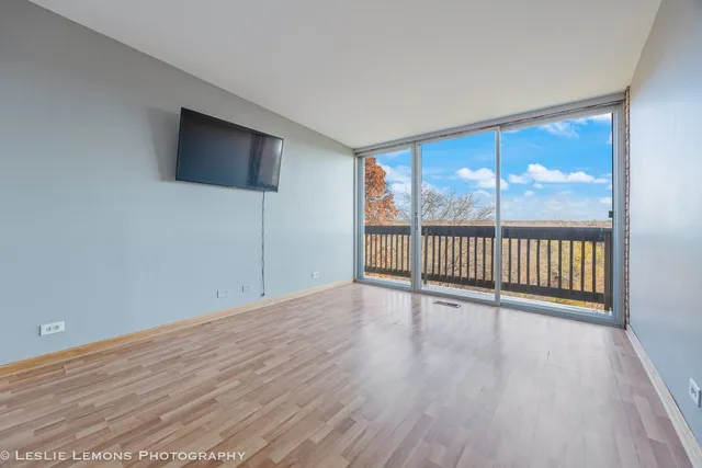 $2,350 | 5600 Hillcrest Lane, Unit 3D, Lisle, IL 60532