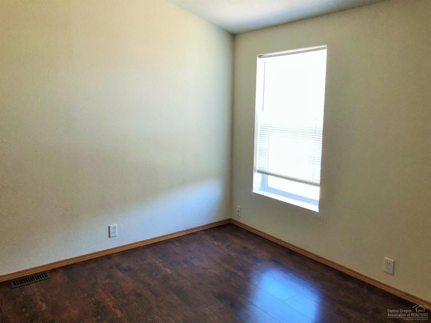 435 Scenic Loop Culver, OR 97734 - Photo 11 of 15 Bedroom 1