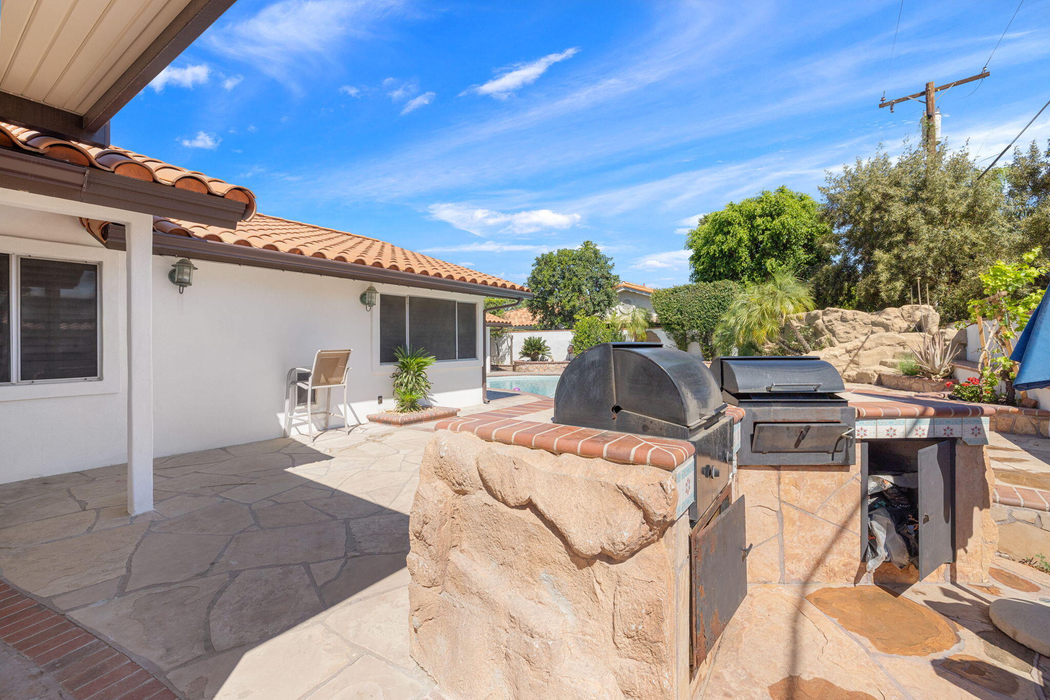 42230 May Pen Road Bermuda Dunes, CA 92203 - Photo 44 of 57 a view of a patio with table and chairs and potted plants