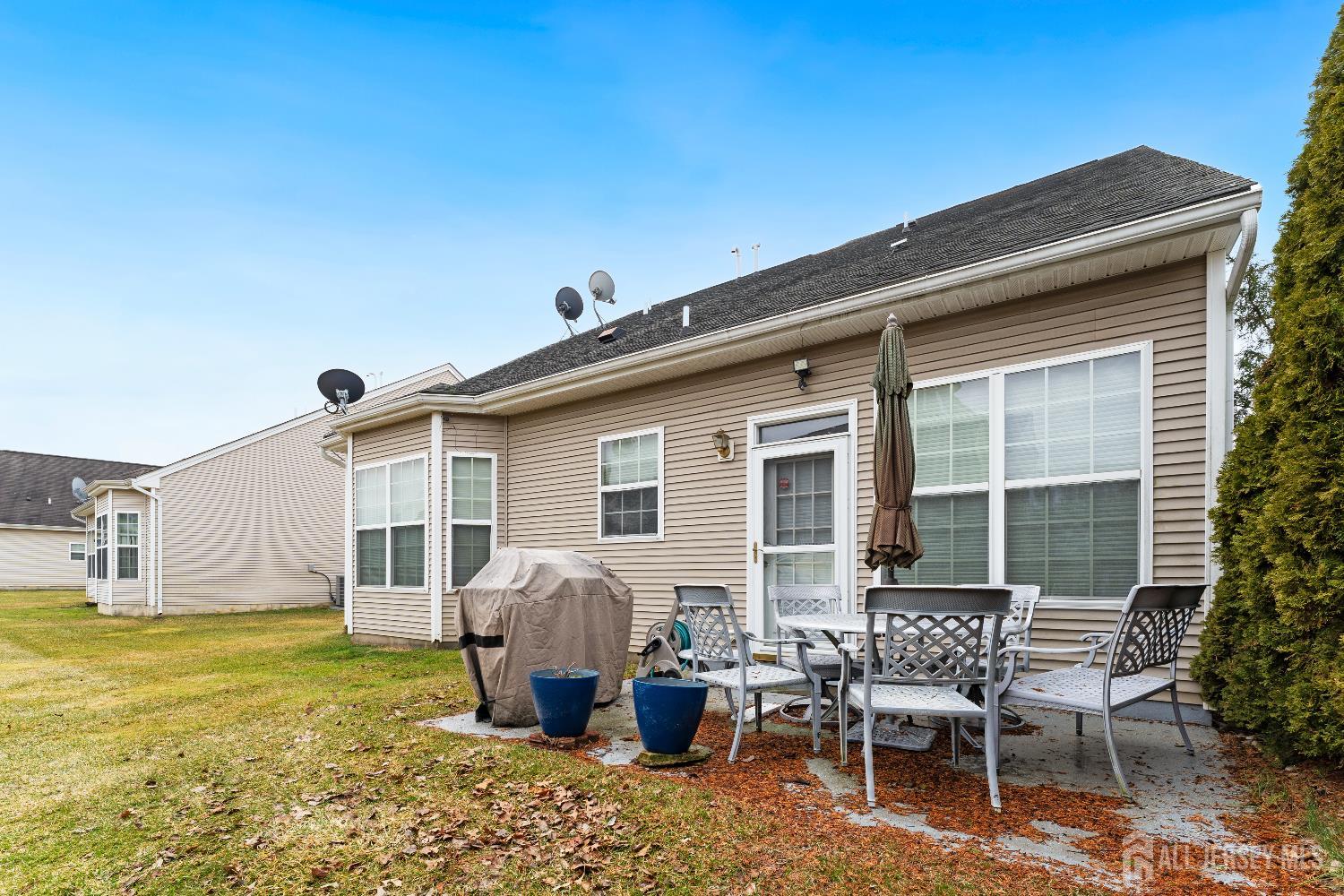 7 Spring Drive Dayton, NJ 08810 - Photo 23 of 24 a backyard of a house with table and chairs
