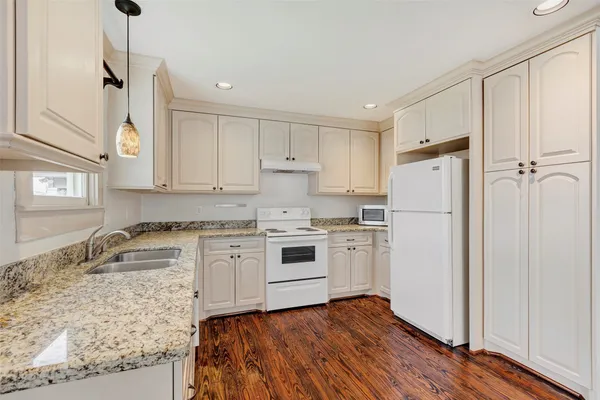 $2,190 | 404 East 29th Street, Houston, TX 77008