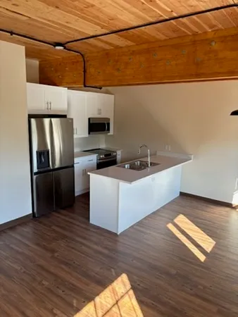 $1,975 | 19 Commercial Street, Unit 306, New Bedford, MA 02740